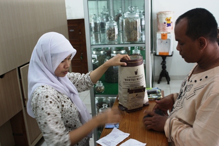 Pasien menerina obat berupa jamu di apotek klinik